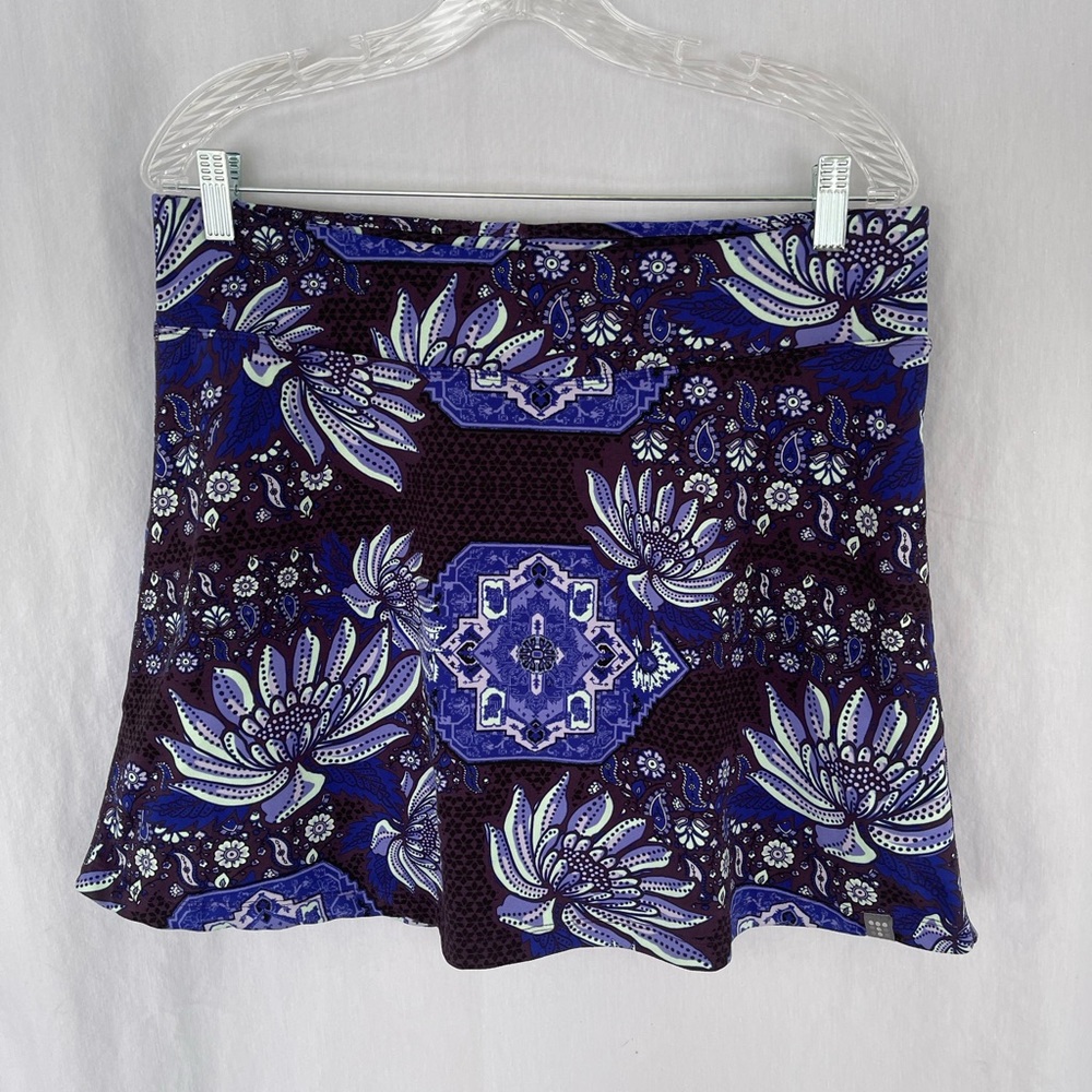TITLE NINE DREAM ON
SKORT
Black with blue floral
16"
Excellent condition